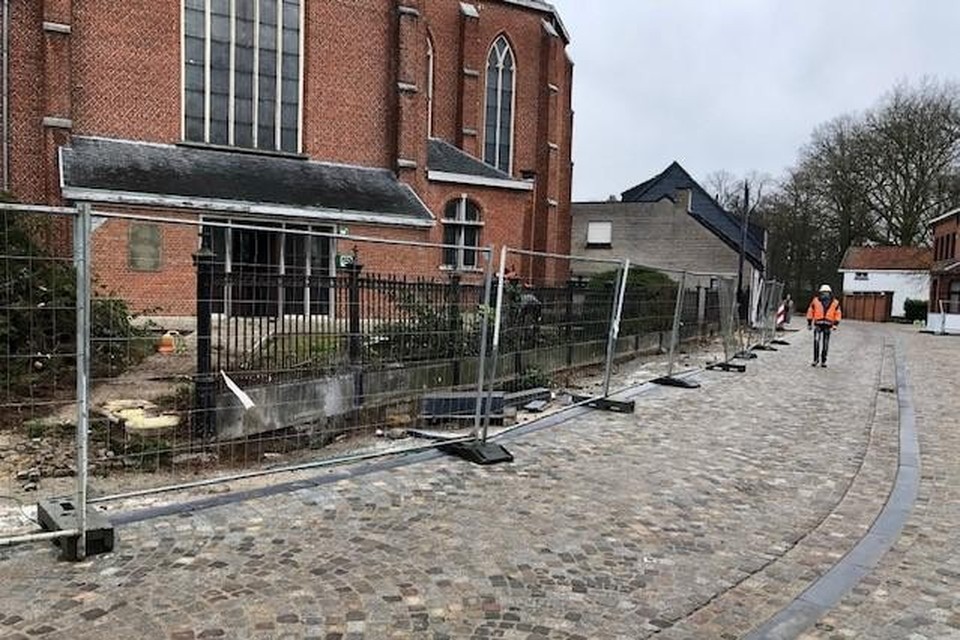 Het historisch hekwerk rond de Sint-Amelbergakerk in Wechelderzande wordt mee vernieuwd.