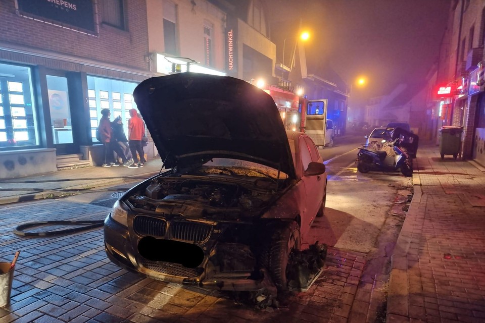 Zonder enige aanleiding vloog de BMW in brand in de Oostrozebekestraat. 