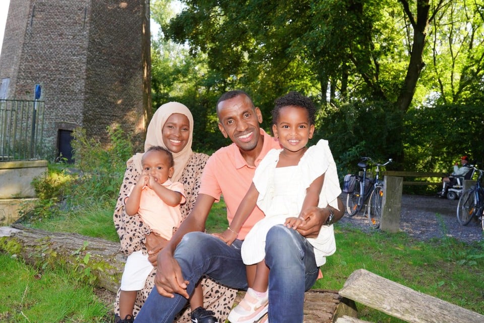 Abdi Bashir, zijn vrouw Nimo en zoontje Ibrahim (l.) en dochter Kadra.