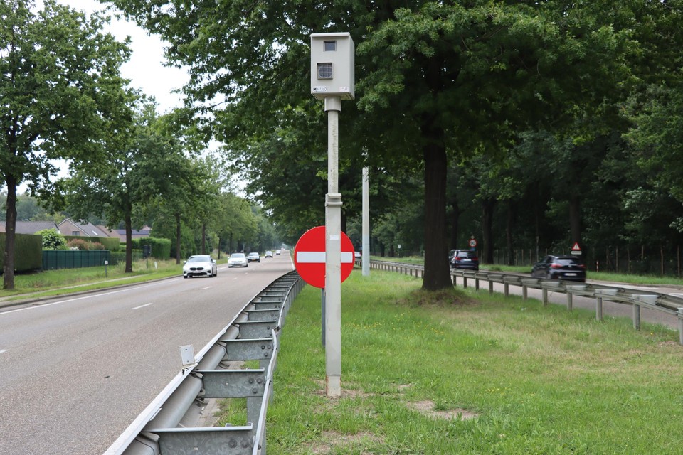 Eén van de nieuwe roodlichtcamera’s op de Boslaan richting Genk.