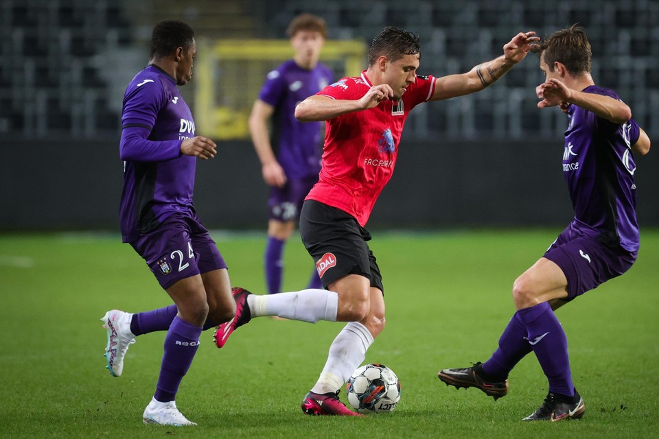 David Hubert (right) tries to put RWDM's Sada Diallo off the ball.  “We should not suddenly question everything, but we should draw conclusions.”