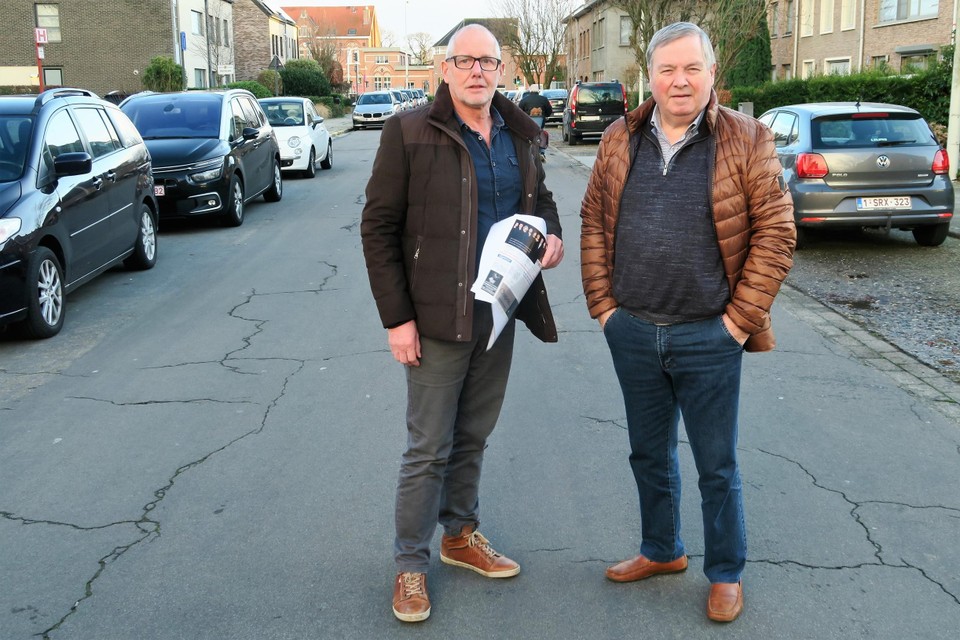 Gust Smits en Eddy Geerinckx, initiatiefnemers van de petitie uit de Fortveldstraat, tégen de nieuwe verkeersmaatregelen.  