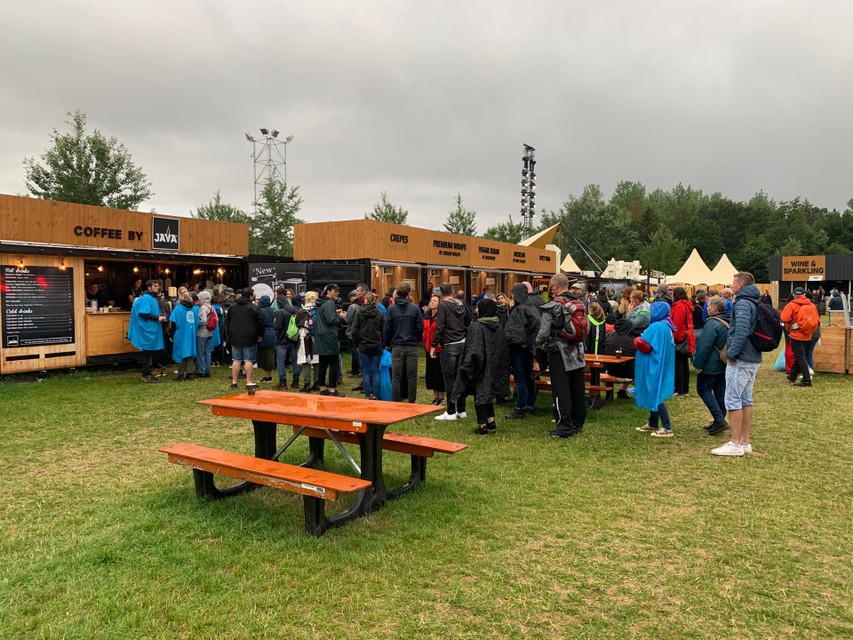 Het is aanschuiven voor een warme koffie.