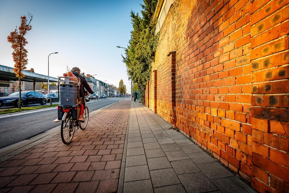 De klinkerverharding van de fietspaden wordt vervangen door comfortabeler asfalt.