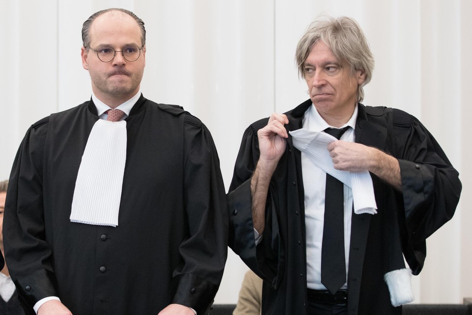 Walter Van Steenbrugge (rechts) verdedigt Joris Van Hove.