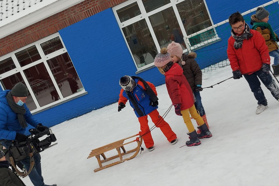 Sleeën op de speelplaats, onder het toeziend oog van een VTM-camera.