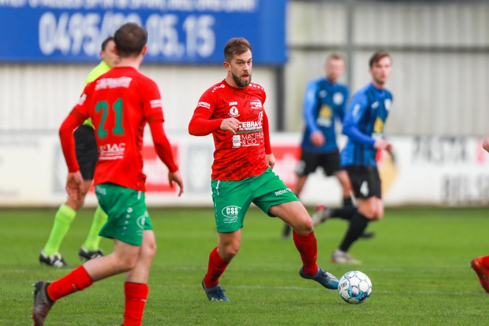 Rob Van Der Wilt gooit een bloem naar de technische staf van FC Voorde-Appelterre: “De coach houdt ons ook fysiek scherp. De voorbije jaren kampte ik met allerhande kwaaltjes en was ik een paar keer geschorst, maar dit seizoen stond ik al negentien  keer aan de aftrap.”