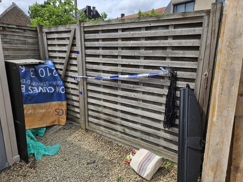 The packed body was behind the gate between the garden and the garage boxes underlying.