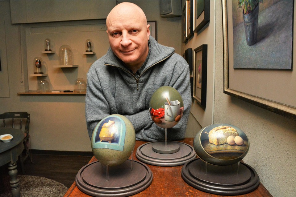 Stillevens van Eric De Vree geschilderd op eieren. 
