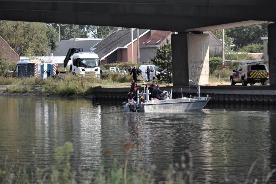 De cel Vermiste Personen en de civiele bescherming kwamen donderdag ter plaatse om de auto en het lichaam te bergen.
