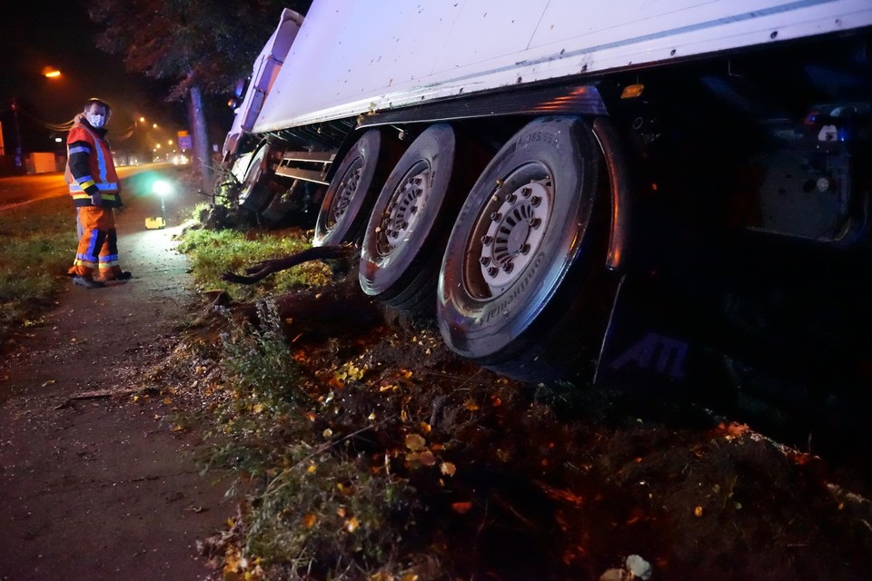 De vrachtwagen zat uiteindelijk vast tussen boomstammen en takken.