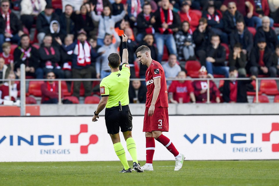 Björn Engels komt ervan af met voorwaardelijke schorsing na rode kaart  tegen Club Brugge | Het Nieuwsblad Mobile
