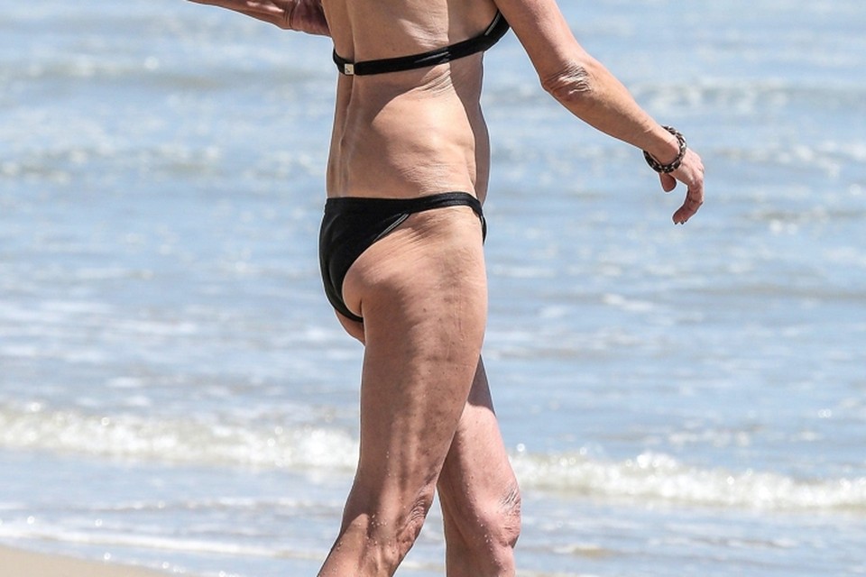 gemakkelijk Slijm fluiten Voormalig supermodel (60) toont haar lichaam in bikini | Het Nieuwsblad  Mobile
