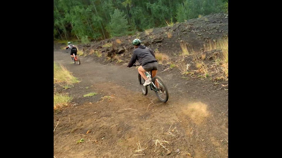 Charlotte daalde een actieve vulkaan af met een mountainbike.