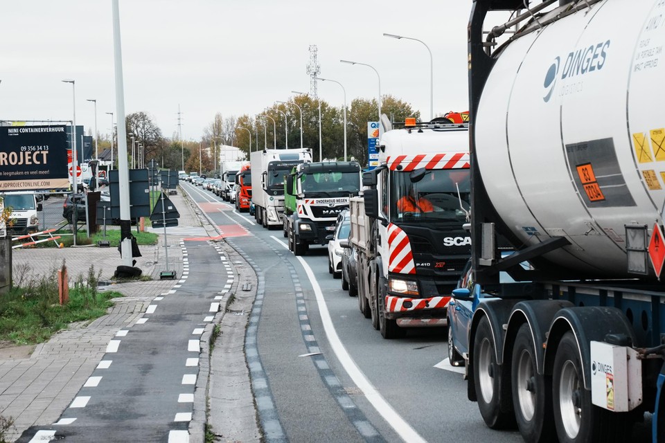 Aan Meuelstedebrug staan sinds vorige week lange files, door een aanpassing van de verkeerslichten. 
