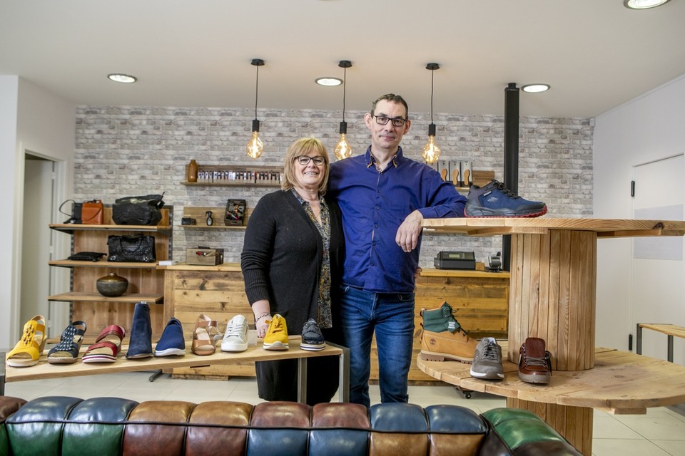 Marina Borremans en Laurens Dielens in hun nieuwe schoenwinkel. De opening is gepland eind deze maand. 