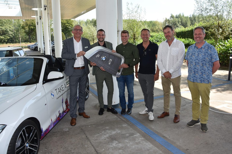 Charles Deboeck, Laurent Smets of BMW Patrick Smets, Stijn Van der Auwera, Erik Moyens, Peter Dillen and Stefan Serneels in the new BMW VTI Lier. 
