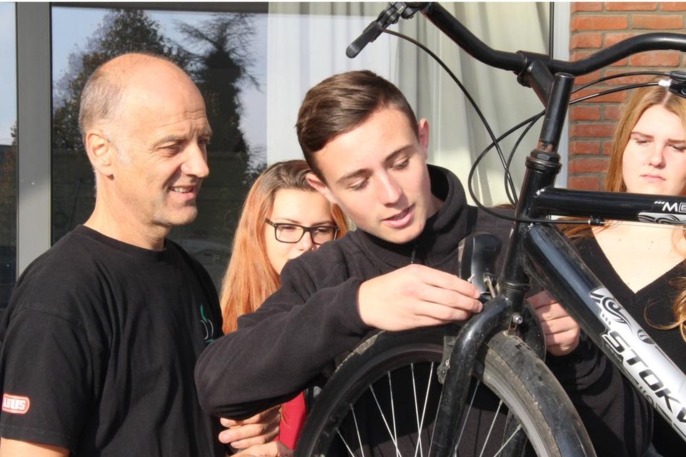 Aanhoudend Benadrukken Ijdelheid Leerlingen leren fietsen herstellen (Kapelle-op-den-Bos) | Het Nieuwsblad  Mobile