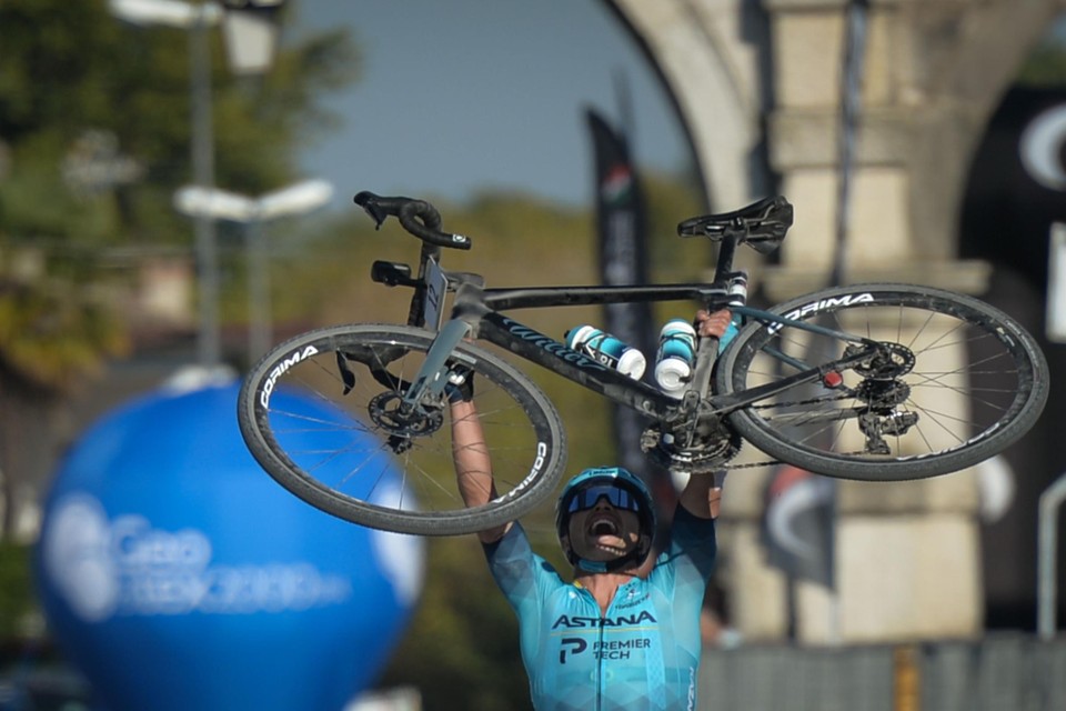 Alexey Lutsenko stak in Piazzola sul Brenta zijn fiets in de lucht aan de finishlijn. 