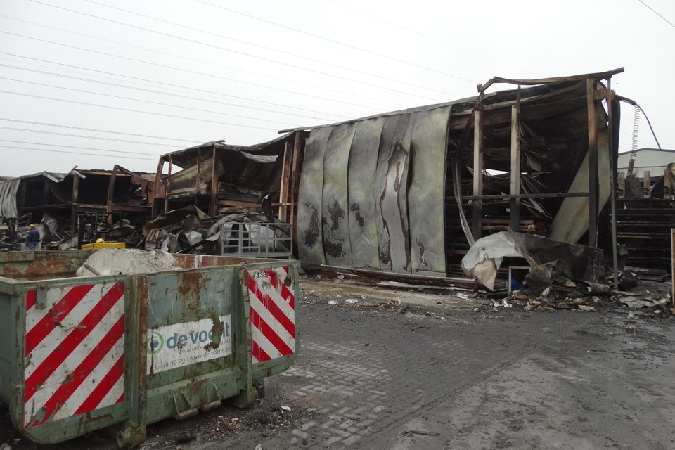 Het bouwbedrijf in Temse werd volledig vernield door de hevige brand.