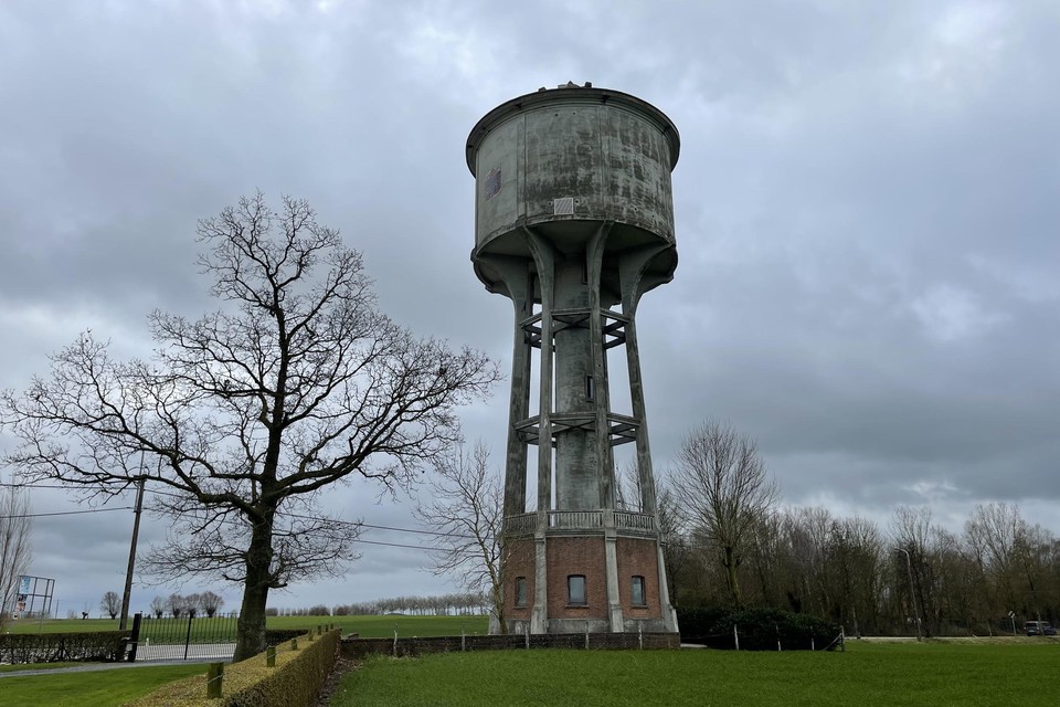 De watertoren aan de Dikkebusseweg in Ieper. 