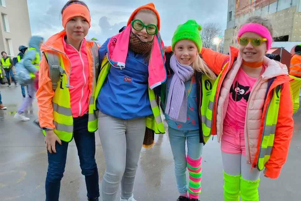 Post impressionisme regeling duidelijkheid Kleurrijke dag in Sint-Jozef: leerlingen dragen zo veel mogelijk fluo op  school (Ieper) | Het Nieuwsblad Mobile