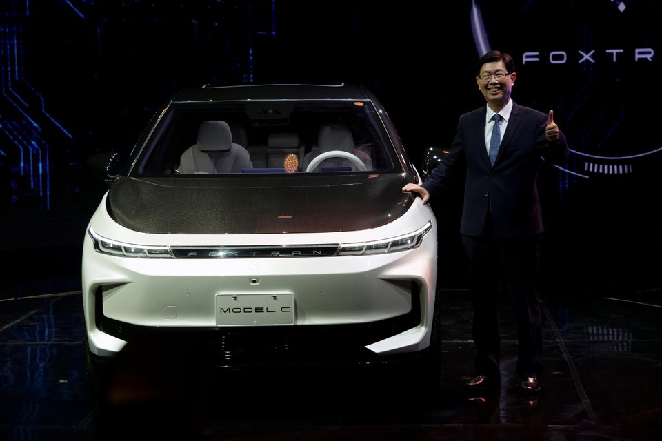 Foxconn-voorzitter Liu Young bij de Foxtron Model C, een SUV.  