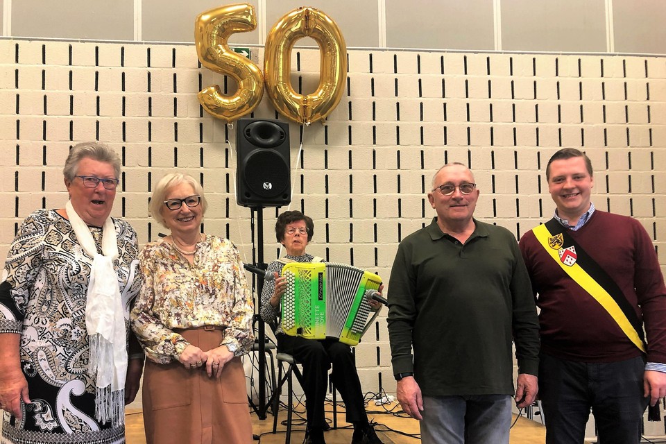 Seniorenraad vierde haar 50ste verjaardag, met van links naar rechts Moniek Vandezande, Lucrèce Vandoorne, Jeannette Rapoye, Dany Vandenbulcke en schepen van Senioren Louis Vanderbeken (CD&amp;V).