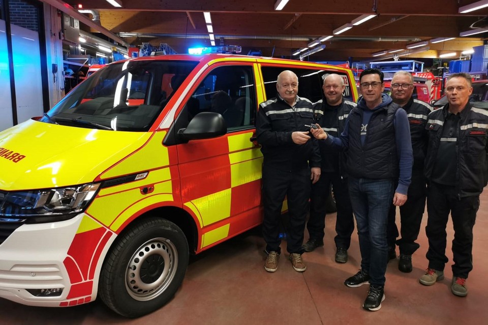Burgemeester Stefaan Devleeschouwer (Open VLD) overhandigde donderdag de sleutels van de nieuwe commandowagen aan postoverste Rudy Sadones.