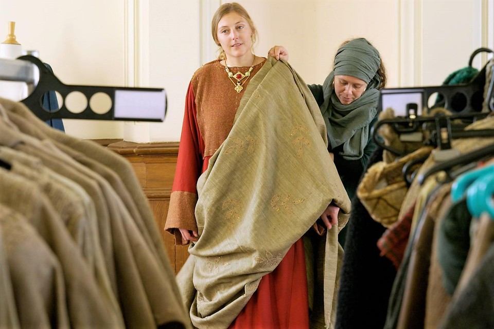 Raïssa kleedt het personage Judith aan tijdens de fitting.