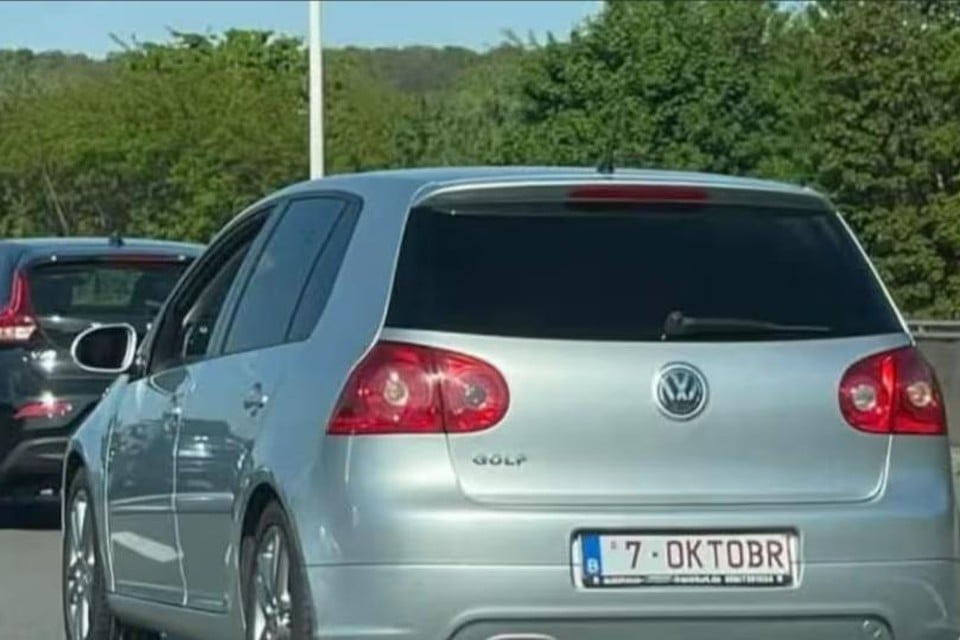 Motorist who drove around with license plate ‘7 Oktobr’ causes indignation: « This is deeply outrageous »