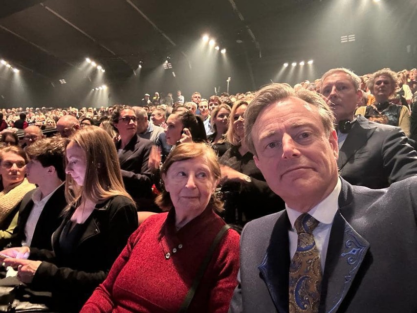 Bart De Wever met zijn moeder op de première van Red Star Line, de musical.