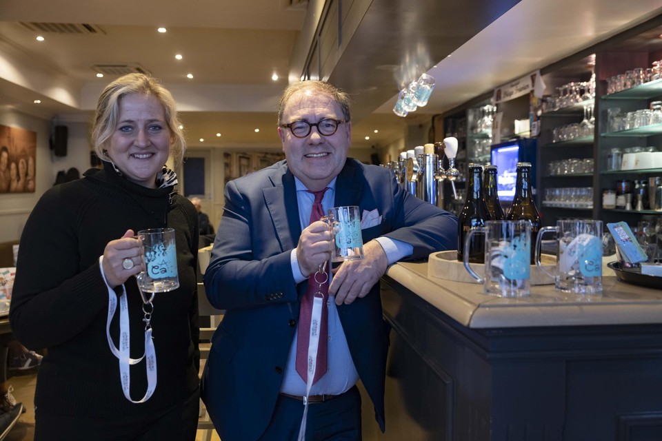 Schepen Katrien Beulens en burgemeester Christoph D’Haese met de nieuwe carnavalsbekers.