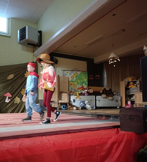De kinderen van gemeenteschool Het Trapleerke in Lille brengen een nieuwe versie van het sprookje Hans en Grietje op de planken. 