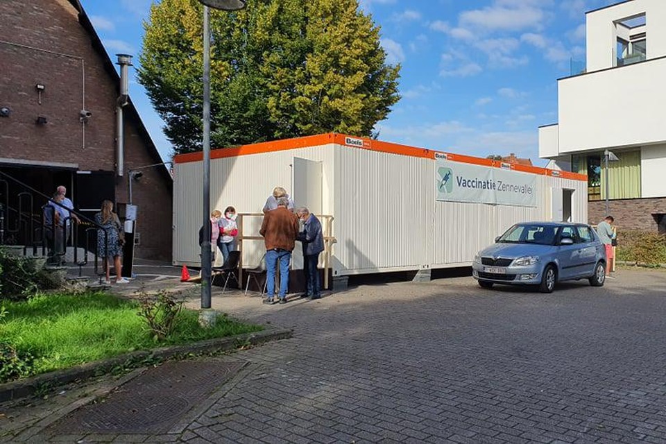 Op de parking achter sporthal De Bres werd in drie containers een pop-up vaccinatiecentrum ingericht.