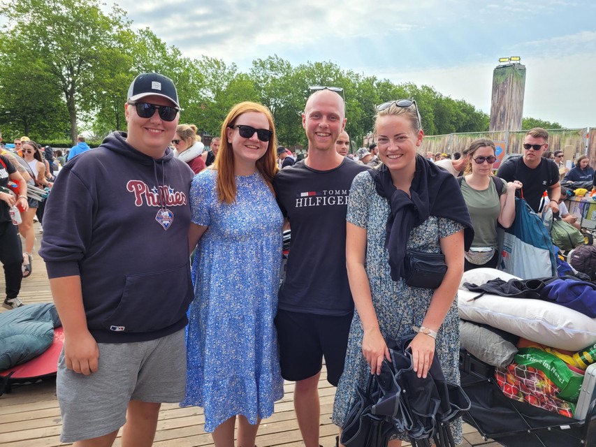 Nadia (tweede van links) met haar vrienden uit Denemarken verkiezen Tomorrowland boven de Tour de France. 