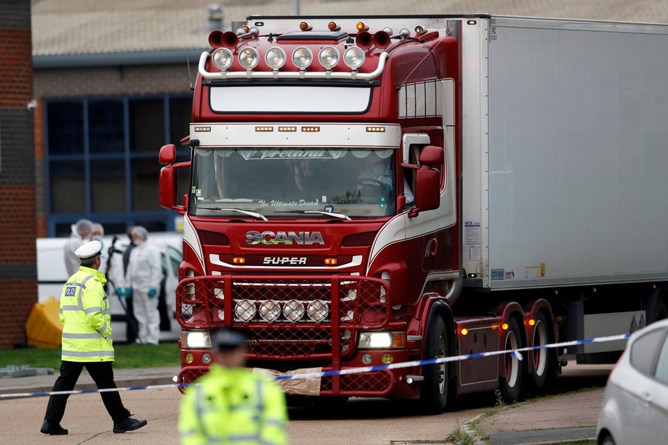 De politie verplaatst de truck waarin de lichamen ontdekt werden in Essex, 23 oktober 2019. 
