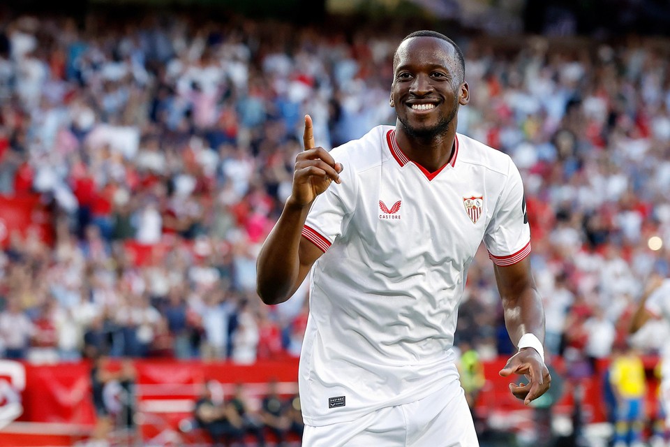 Lukebakio celebrates his first goal for Sevilla.