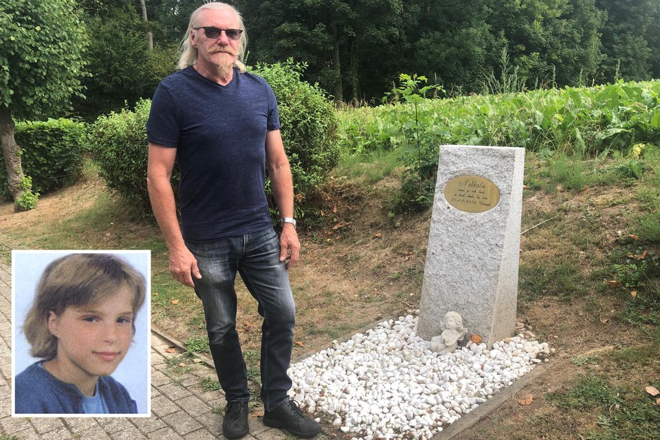 Vader Eric bij de herdenkingsplek in de Boskee in Leefdaal, vlak aan de plaats waar Nathalie voor het laatst gezien werd. 