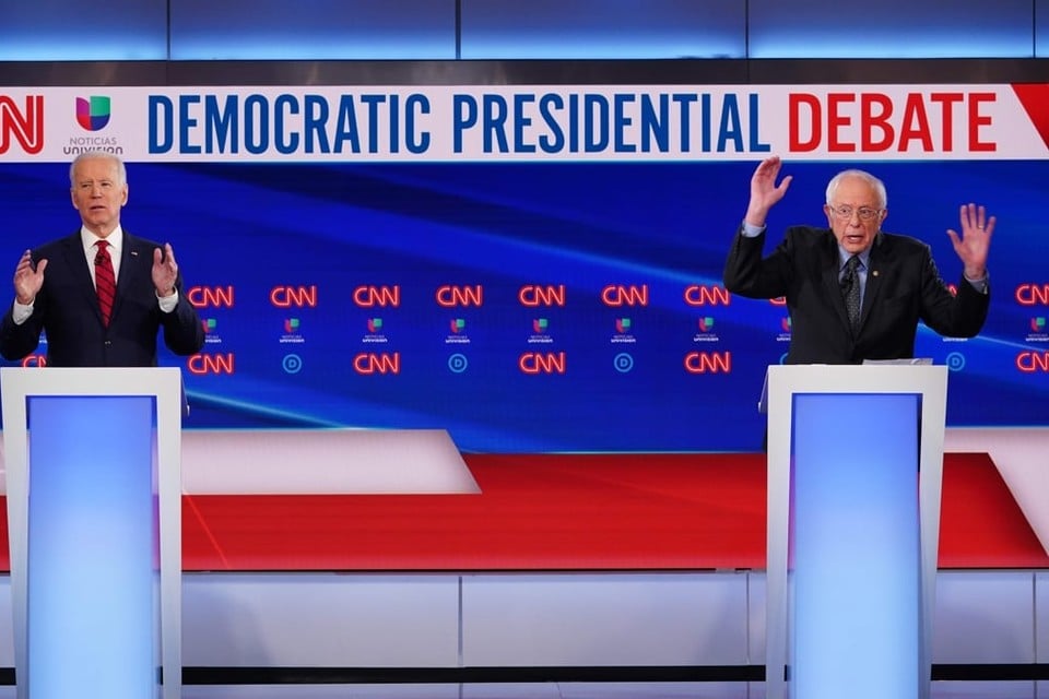 Joe Biden (links) en Bernie Sanders (rechts) gingen in debat.