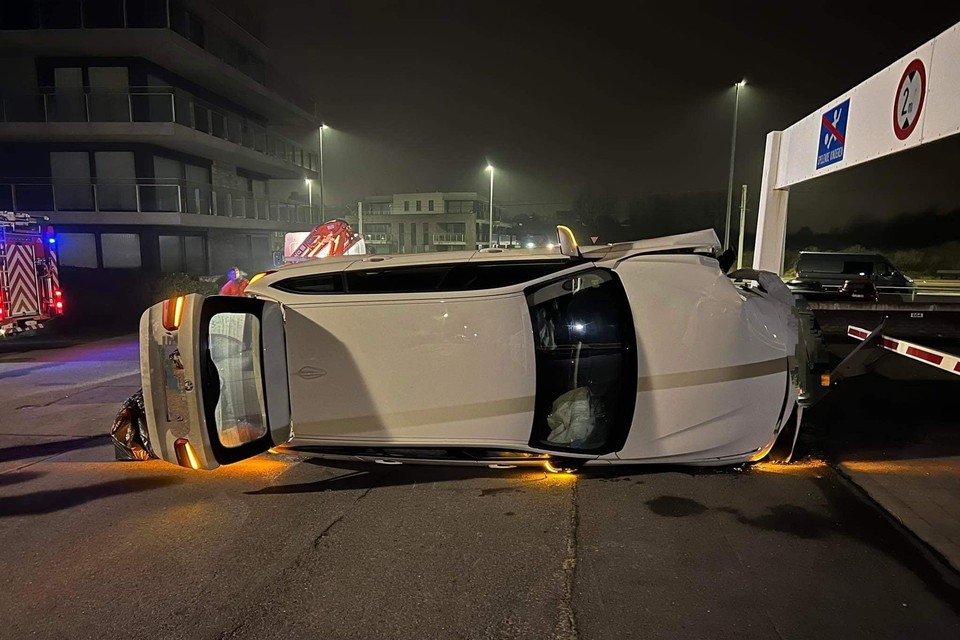 De wagen belandde op de zijkant.