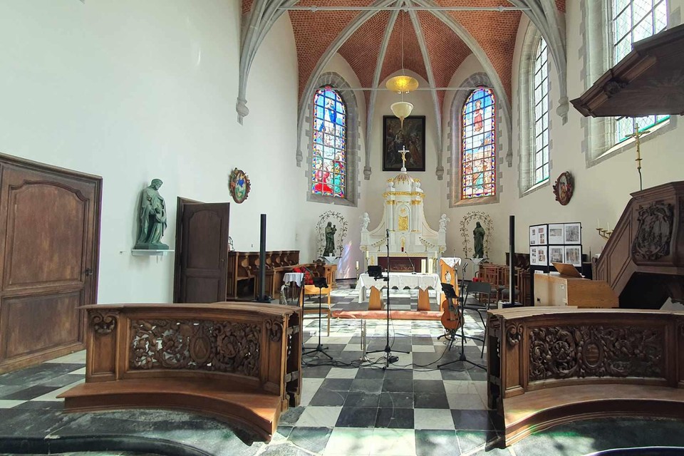 De abdijkerk van Bellingen schittert na de restauratie van het houtwerk en de kunstwerken opnieuw in al zijn eenvoud.
