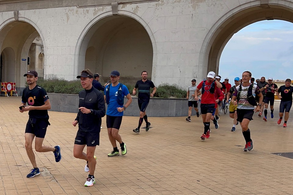 Olivier (rechts vooraan) vertrok zondagmorgen vanuit Oostende en komt er binnen een week terug aan met 600 kilometer in de benen.