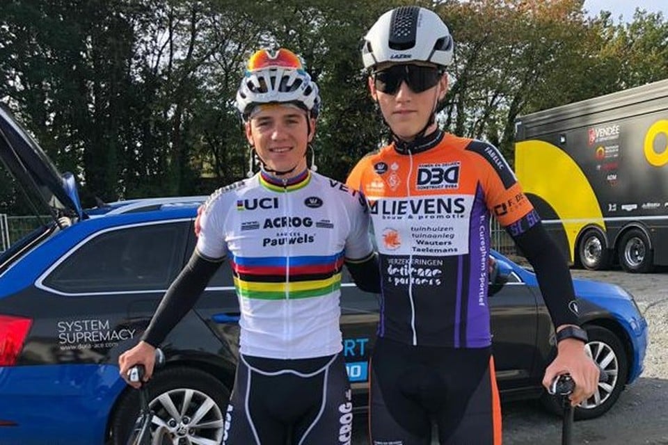Evenepoel en Roesems zijn al jaren trainingsmakkers. “Naast de fiets lijken we op mekaar. Dezelfde drive, dezelfde humor. We amuseren ons kapot. Maar op de fiets blijft het verschil immens.”