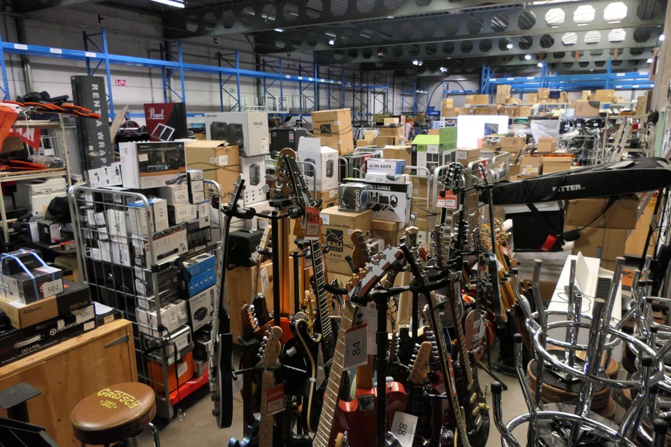 Een magazijn in Temse staat volgestouwd met muziekinstrumenten van het failliete Keymusic.