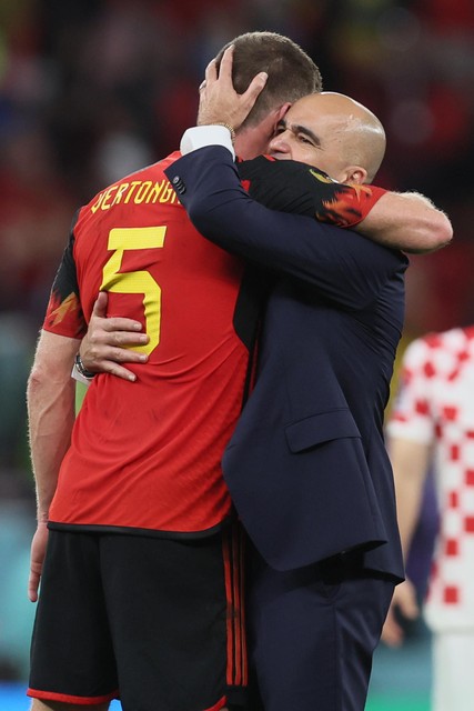 Een knuffel voor Jan Vertonghen van Roberto Martinez. 