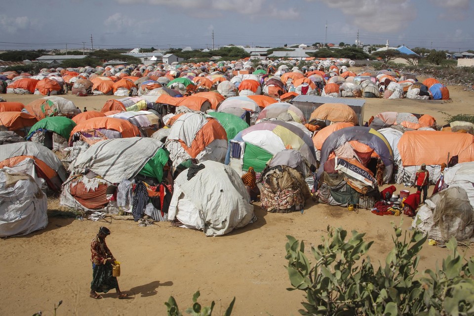 Een geïmproviseerd vluchtelingenkamp net buiten Mogadishu, Somalië  