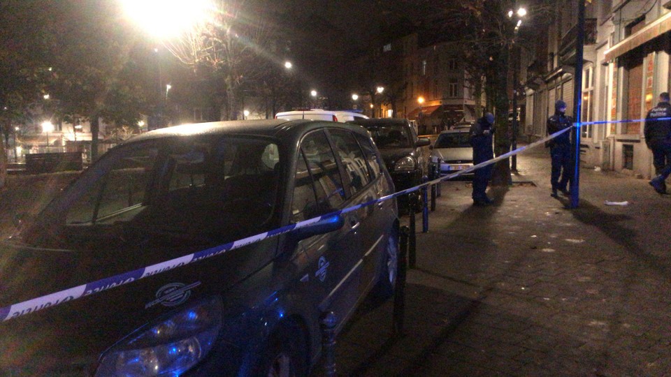 De politie is maandagavond bezig met een sporenonderzoek aan het Bethlehemplein, waar een man is neergestoken. Een dader is voortvluchtig. 
