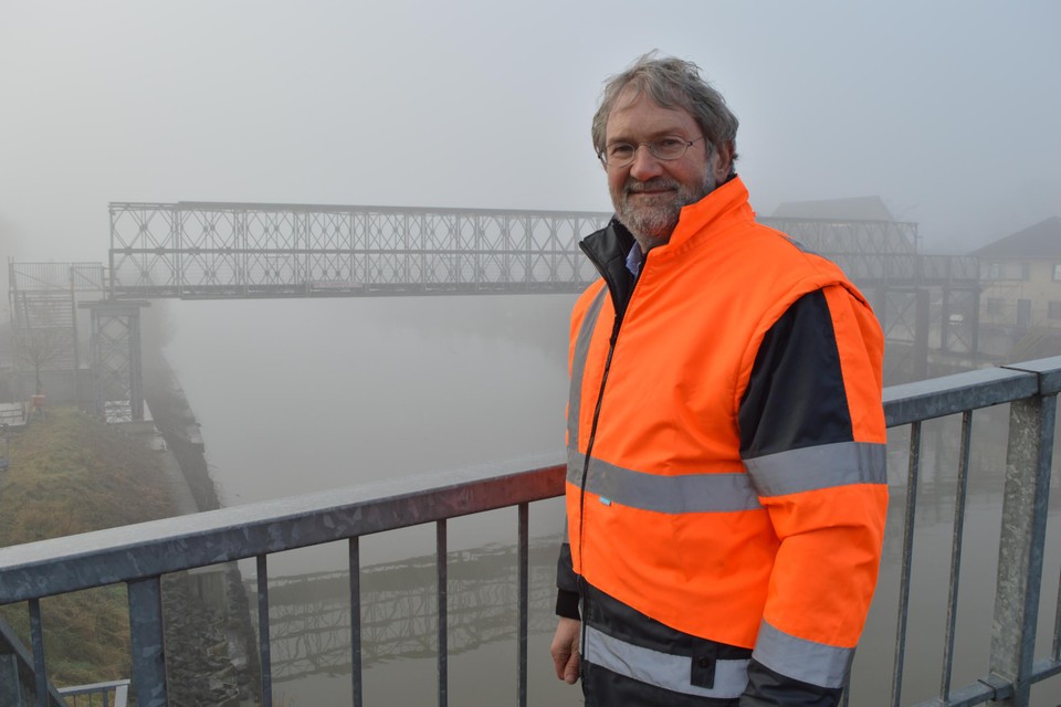 Schepen Johan Cornelis (CD&amp;V) bij de tijdelijke fiets- en voetgangersbrug over de Vaart.