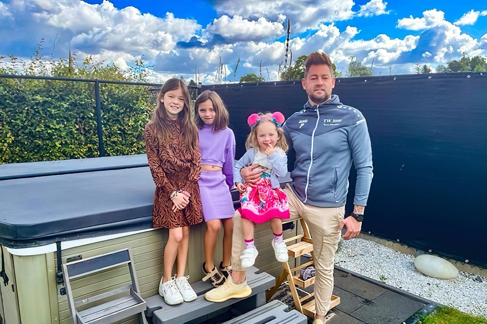 Rob Mertens (rechts) met zijn dochters Chloe, Imany en Svea. 